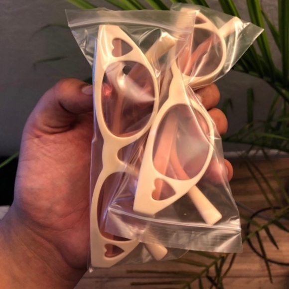❌SALE❌Nude heart sunglasses - Picture 2 of 2